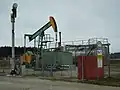 In kleinen Ölfeldern wird oft aus nur einer Sonde eine bescheidene Menge gefördert – hier, Kematen, Oberösterreich, seit 1967 etwa 25.000 Tonnen.