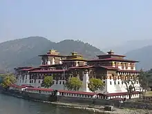 Punakha Dzong, Ansicht der Festung vo Außen mit dem Fluss Mo Chhu im Vordergrund.