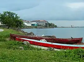 Boote am Strand von Punta Gorda.