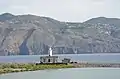 Leuchtturm an der ehemaligen Saline (im Hintergrund die Insel Lipari)