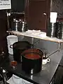 Kessel mit Gulasch und Sauce