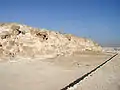 Ostseite der Pyramide mit einigen Überresten des Totentempels