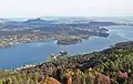 Blick vom Aussichtsturm gegen Nordosten mit Maria Wörth und am rechten Bildrand Klagenfurt