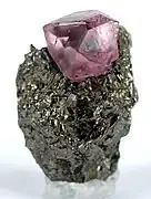 Rosafarbener Spinell auf Pyrrhotin aus Kuch-i-Lal, Distrikt Ischkaschim, Tadschikistan (Größe:&nbsp;2,2&nbsp;cm&nbsp;×&nbsp;1,6&nbsp;cm&nbsp;×&nbsp;1,2&nbsp;cm)