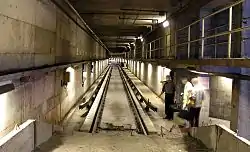 Abstellgleis der Métro Montréal in der Nähe der Station Beaugrand. Das Gleisende ist als Bremsprellbockersatz mit Sand abgedeckt.