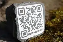 Pflasterstein mit QR-Code