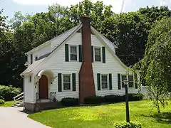 Ein Gebäude im Dutch Colonial Revival-Stil mit Stülpschalung in New London, Connecticut