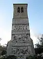 Turm der alten Kirche Saint-Quentin mit Denkmal für die Gefallenen des Ersten Weltkrieges