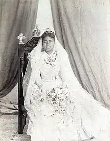 Königin Lavinia an ihrem Hochzeitstag, 1899. Schwarz-Weiß-Aufnahme einer melanesische jungen Frau im Hochzeitskleid mit einer kleinen Krone.