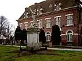 Altes Pfarrhaus und Saint-Michel-Statue