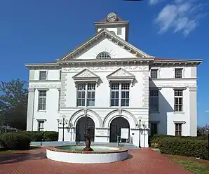 Brooks County Courthouse in Quitman (2010). Das Courthouse wurde von 1859 bis 1864 erbaut und weist Stilelemente aus der Neorenaissance und Richardsonian Romanesque auf. Es war eines von nur zwei Courthouses in Georgia, die während des Sezessionskriegs erbaut wurden. Im Jahr 1892 durchlief das Gerichts- und Verwaltungsgebäude umfangreiche Renovierungsmaßnahmen. Im September 1980 wurde das Brooks County Courthouse in das NRHP eingetragen.