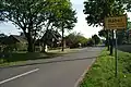 Östlicher Ortseingang mit Ortsschild