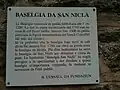 Informationstafel im Idiom Vallader am Turm