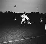 Helsingborg-Derby in der höchsten Liga Råå - HIF 1950.  Torwartlegende Kalle Svensson boxt den Ball vor den angreifenden Råå-Spielern.