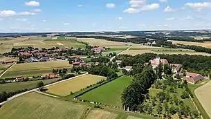 Luftaufnahme von Röhrenbach mit dem Schloss Greillenstein (rechts)