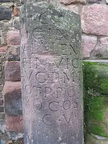 Caput viae-Meilenstein in der Wollstraße (Kopie); letzte Zeile:„C • V“ steht für Civitas Vangionum
