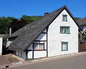 Römerstr. 3, charakteristisch die tief heruntergezogene Wetterseite