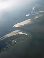 Koresand etwas oberhalb der Bildmitte, rechts dahinter Mandø, im Vordergrund Rømø, im Hintergrund Fanø