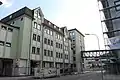 Rückseite des RWZ mit Verbindungsbrücke zum IZW (rechts)