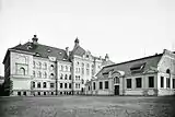 Hofseite mit Turnhalle