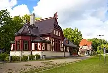 Rückansicht (von den Gleisen aus gesehen) von Bahnhof und Pavillon