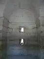 Zentrale Gruftnische an der östlichen Innenwand des Gruftraums mit zwei übereinander angeordneten Lichtschächten.