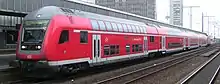 Essen Hbf: Rhein-Haard-Express vor Abfahrt nach Münster (Westf) Hbf, der dritte Wagen ist das „ZugCafé“