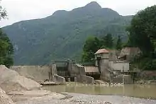 Staumauer, Ganz rechts das Restwasserkraftwerk