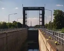 Die stillgelegte nördliche Schleuse mit dem Gestell für die Führung des Hubtores zum Unterwasser