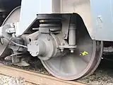 Eine Schraubenfeder pro Radsatzlager, Führung mit (Zweipunkt-)Lenker ( rechts: Schwingungsdämpfer)