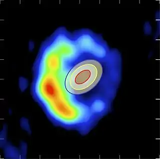 Überlagerung einer interferometrischen Infrarotaufnahme (Ellipsoiden) des VLTI, 5,5 Tage nach der Eruption und einer radioastronomischen Aufnahme des VLBA, 13,5 Tage nach der Eruption. Man erkennt die zwischenzeitliche Expansion. Ein Skalenteil entspricht 5 Millibogensekunden.