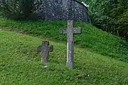 Zwei der drei Steinkreuze