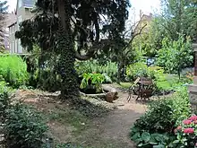 Brunnenschale vor der Villa Bernhard Große
