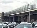 Ostseite: Zoom auf die Gleisdurchfahrt mit Betonpfeiler, zwei Stützenreihen und Widerlager
