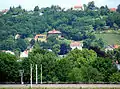 Von ferne. Im Uhrzeiger: Wilhelmshöhe (auf 1&nbsp;Uhr), Winzerhaus Hofmannsberg (3:30), Weinbergstraße 46 (4), Villa Friedenshain (6, nur Dach), Villa Oswald Haenel (7), Bennoschlösschen (7), Hohlweg 88b (9&nbsp;Uhr)