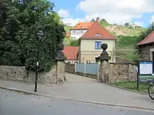 Untere Toranlage zur Hoflößnitz, rechts dahinter Winzerhaus und Backhaus