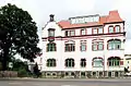 Mietshaus Alex Egerland. Links unter dem Baum ist die Grotte.