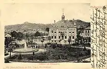 Rathaus Niederlößnitz, davor der Königsplatz mit Fontäne (Postkarte, gestempelt 1905)