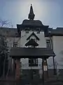 Turm mit Kuppel und Laterne hinter der Pforte