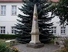 Frontalansicht, im Hintergrund das ehemalige Schloss
