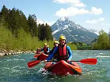 Modernes Wildwasser Schlauchboot beim Rafting auf der Iller