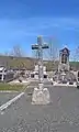Friedhofskreuz und Gedenktafel