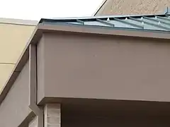 Schlichte Dachrinne und Fallrohr an einem Supermarkt