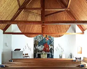 Altar mit Gemälde von Angela Gsaenger und Deckenkonstruktion