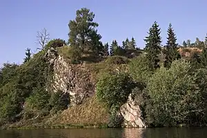 Das Ostufer wird durch Felsen verziert
