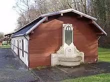Pumpenhäuschen mit Ehrenmal