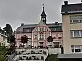 Die Halbmeilensäule vor dem Rathaus