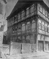 Westfassade in den 1920er Jahren mit zugemauerten Fenstern