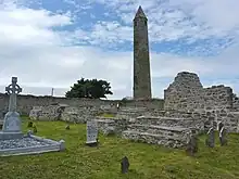 Ehemaliges Klostergelände mit dem erhaltenen Rundturm in Rattoo