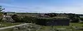 Ravelin auf Suomenlinna, Finnland als Teil der Festung Kustaanmiekka, erbaut zwischen 1748 und 1756 von Schweden. Vorn im Bild der Ravelin, dahinter (mit Fahnenmast) bzw. links im Bild die Bastionen, dazwischen die Kurtine.